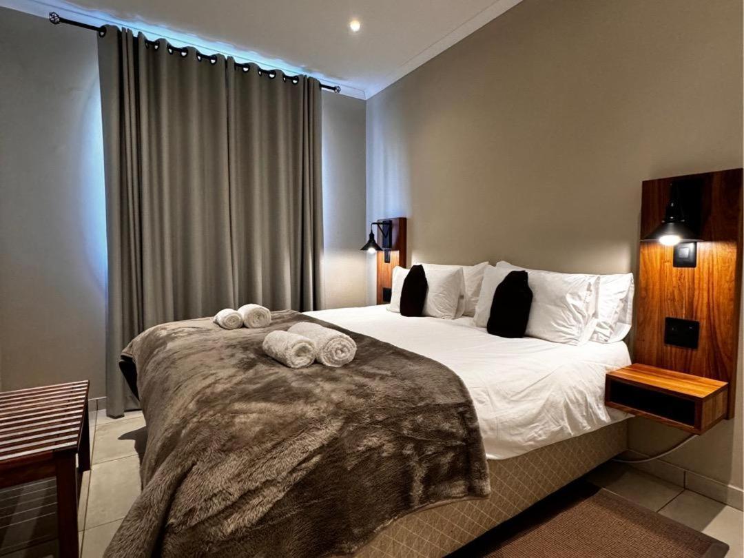 Flying Ostrich Guesthouse & Self-Catering Accommodation مارينتل الغرفة الصورة